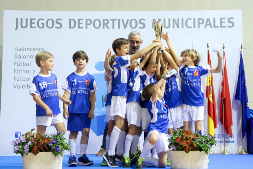 Entrega de Trofeos de Competiciones Locales 2016-17 - Imagen de un equipo recibiendo un trofeo como premio.
