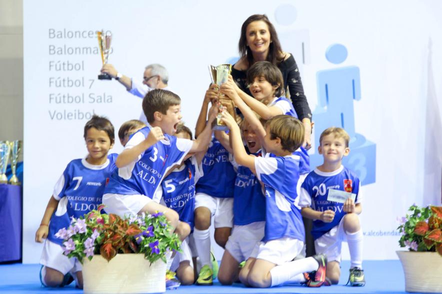 Entrega de Trofeos de Competiciones Locales 2016-17 - Imagen de un equipo recibiendo un trofeo como premio.