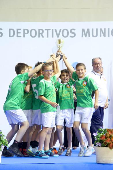 Entrega de Trofeos de Competiciones Locales 2016-17 - Imagen de un equipo recibiendo un trofeo como premio.