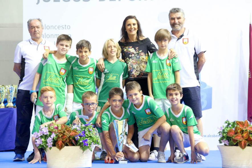 Entrega de Trofeos de Competiciones Locales 2016-17 - Imagen de un equipo recibiendo un trofeo como premio.