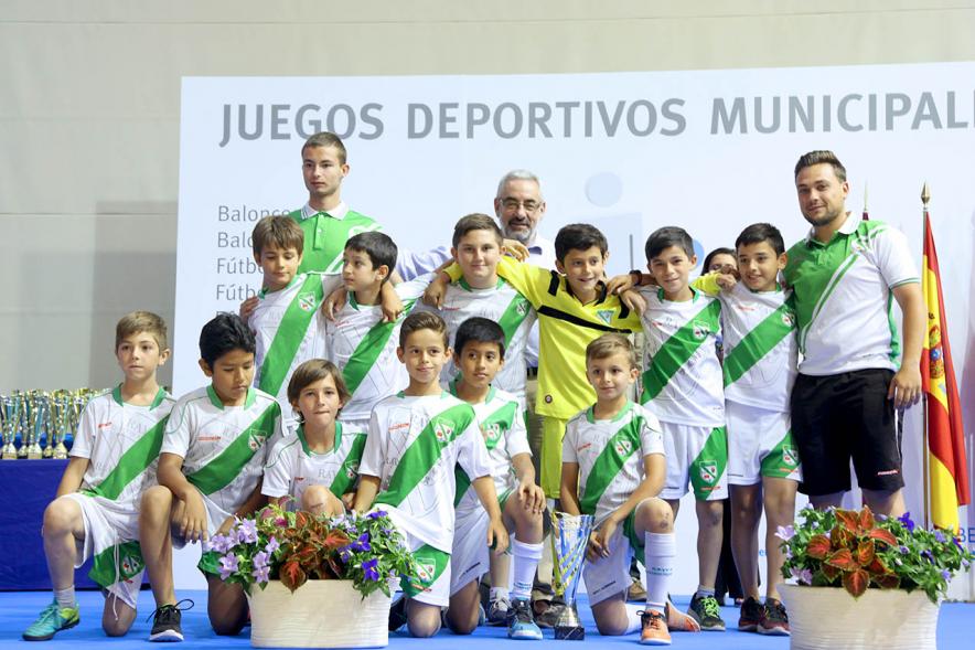 Entrega de Trofeos de Competiciones Locales 2016-17 - Imagen de un equipo recibiendo un trofeo como premio.
