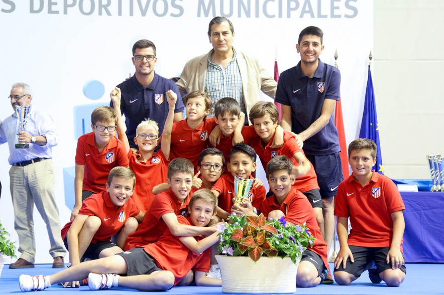 Entrega de Trofeos de Competiciones Locales 2016-17 - Imagen de un equipo recibiendo un trofeo como premio.