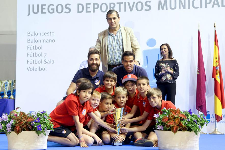 Entrega de Trofeos de Competiciones Locales 2016-17 - Imagen de un equipo recibiendo un trofeo como premio.