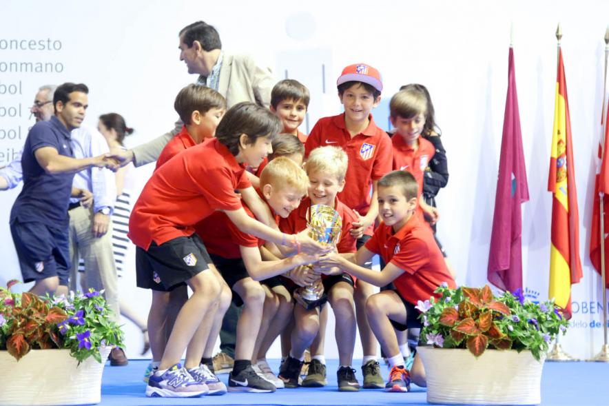 Entrega de Trofeos de Competiciones Locales 2016-17 - Imagen de un equipo recibiendo un trofeo como premio.