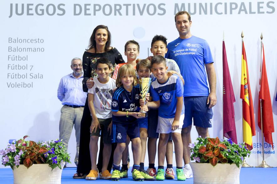 Entrega de Trofeos de Competiciones Locales 2016-17 - Imagen de un equipo recibiendo un trofeo como premio.
