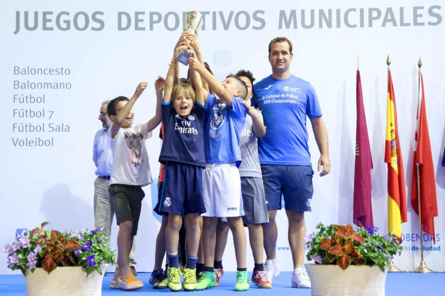 Entrega de Trofeos de Competiciones Locales 2016-17 - Imagen de un equipo recibiendo un trofeo como premio.
