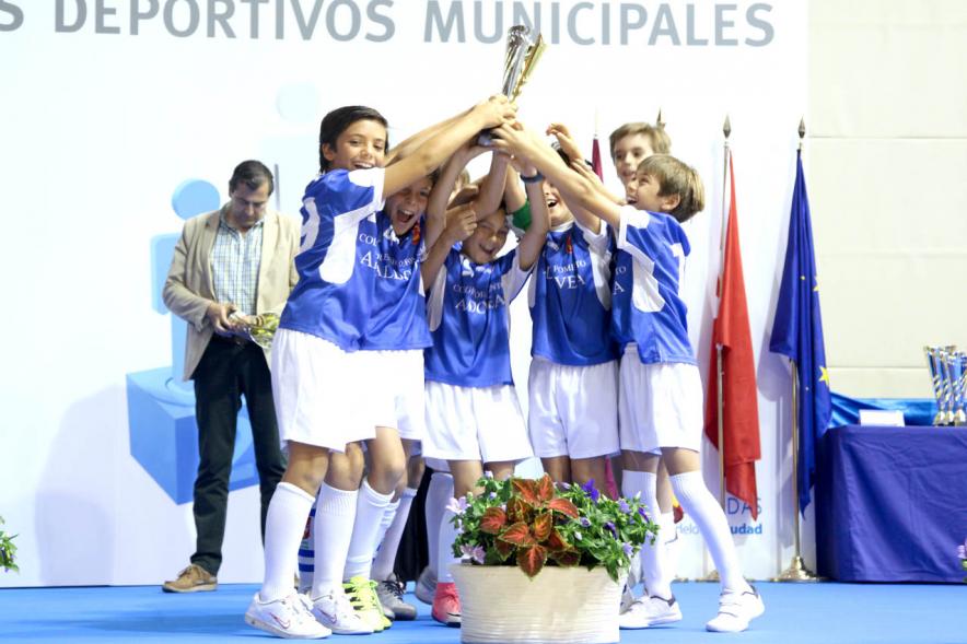 Entrega de Trofeos de Competiciones Locales 2016-17 - Imagen de un equipo recibiendo un trofeo como premio.