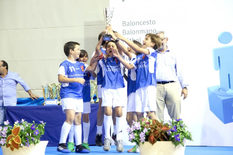 Entrega de Trofeos de Competiciones Locales 2016-17 - Imagen de un equipo recibiendo un trofeo como premio.