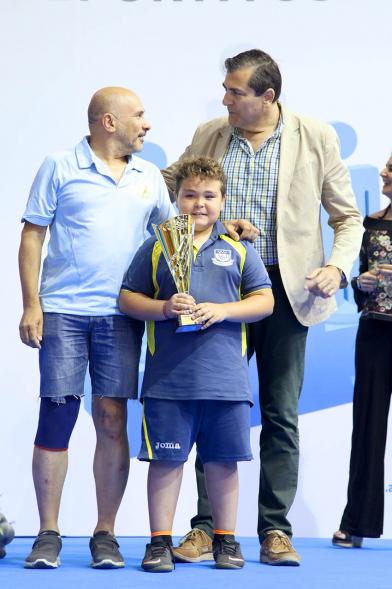 Entrega de Trofeos de Competiciones Locales 2016-17 - Imagen de un niño recibiendo un trofeo.