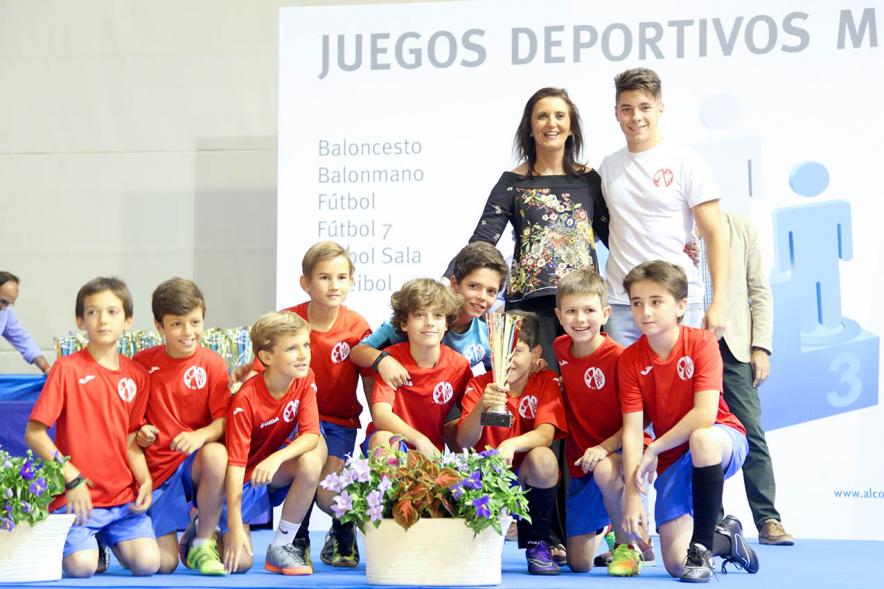 Entrega de Trofeos de Competiciones Locales 2016-17 - Imagen de un equipo recibiendo un trofeo como premio.