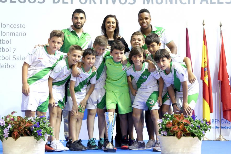 Entrega de Trofeos de Competiciones Locales 2016-17 - Imagen de un equipo recibiendo un trofeo como premio.