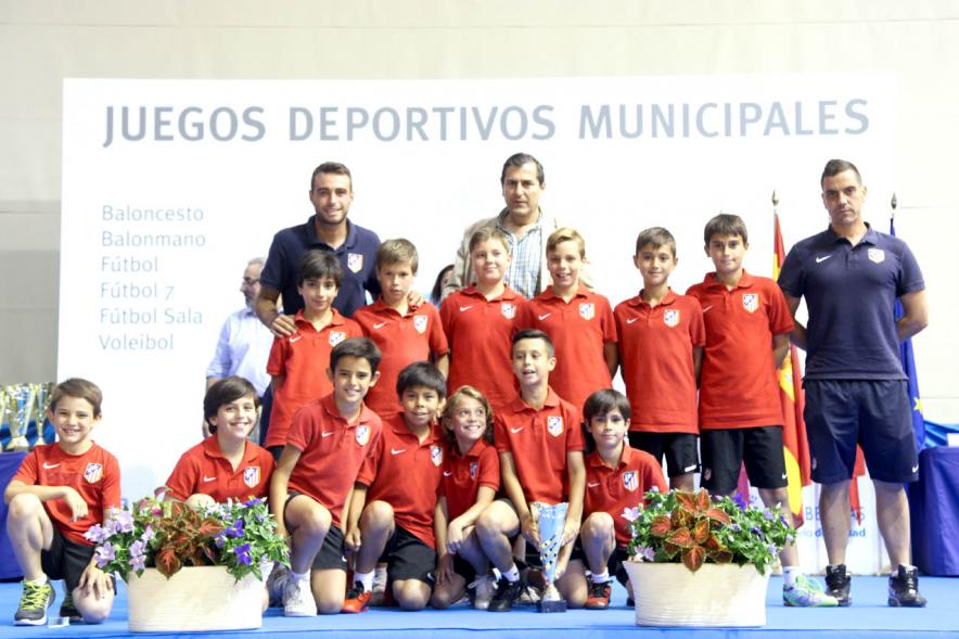 Entrega de Trofeos de Competiciones Locales 2016-17 - Imagen de un equipo recibiendo un trofeo como premio.