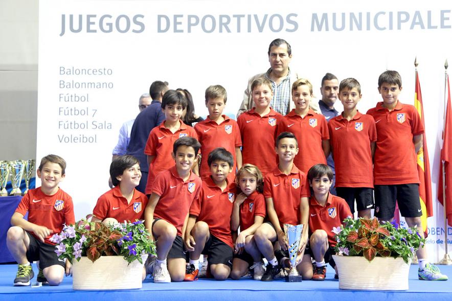 Entrega de Trofeos de Competiciones Locales 2016-17 - Imagen de un equipo recibiendo un trofeo como premio.