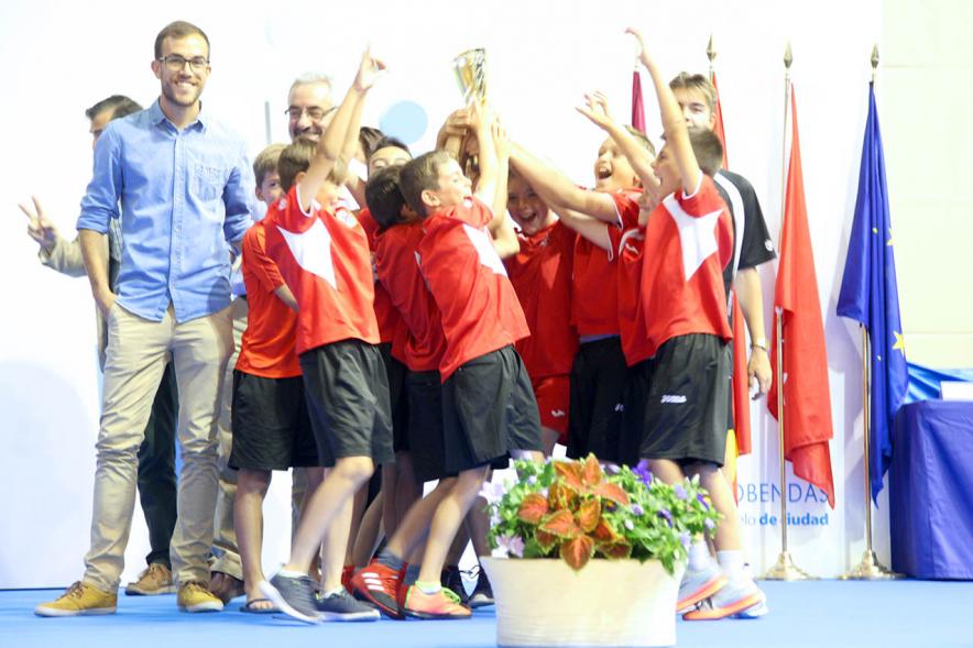 Entrega de Trofeos de Competiciones Locales 2016-17 - Imagen de un equipo recibiendo un trofeo como premio.