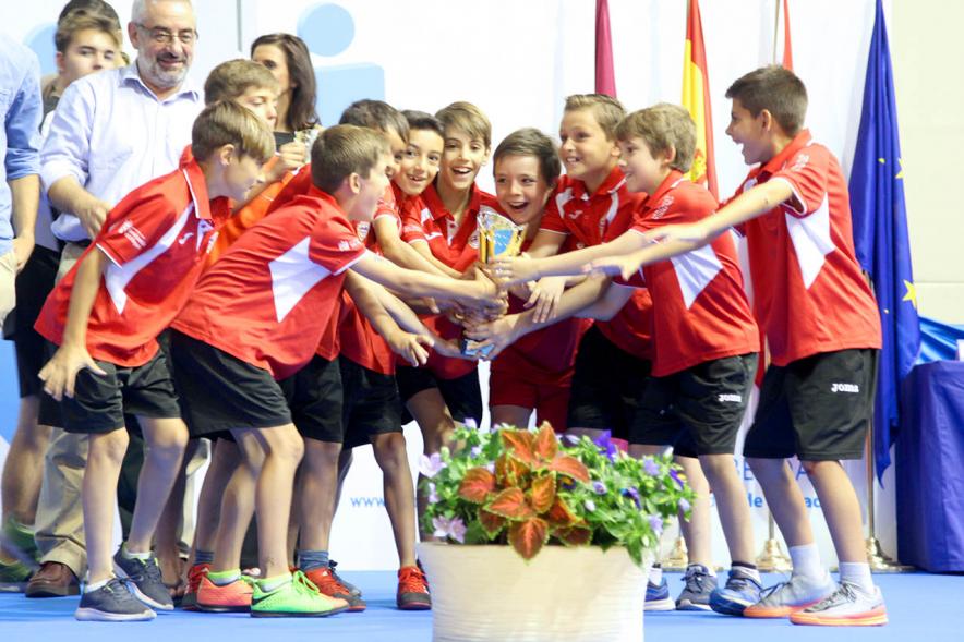 Entrega de Trofeos de Competiciones Locales 2016-17 - Imagen de un equipo recibiendo un trofeo como premio.