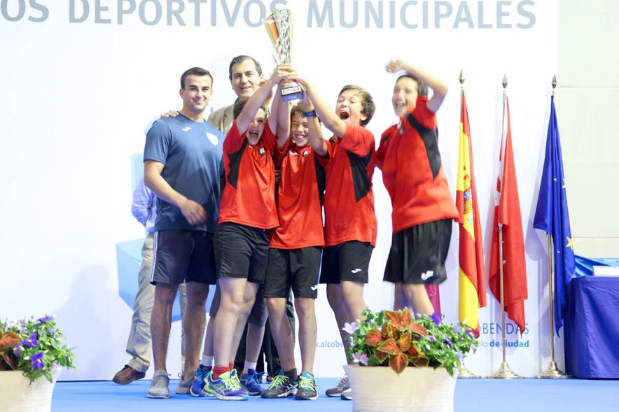Entrega de Trofeos de Competiciones Locales 2016-17 - Imagen de un equipo recibiendo un trofeo como premio.