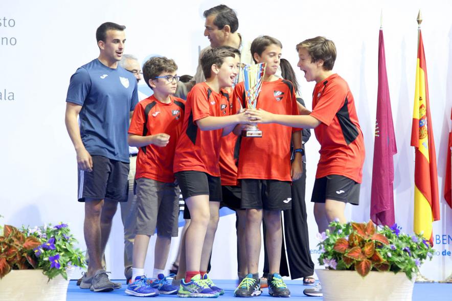 Entrega de Trofeos de Competiciones Locales 2016-17 - Imagen de un equipo recibiendo un trofeo como premio.