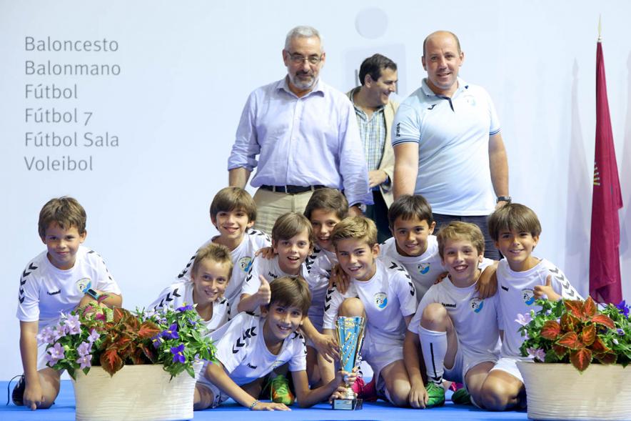 Entrega de Trofeos de Competiciones Locales 2016-17 - Imagen de un equipo recibiendo un trofeo como premio.