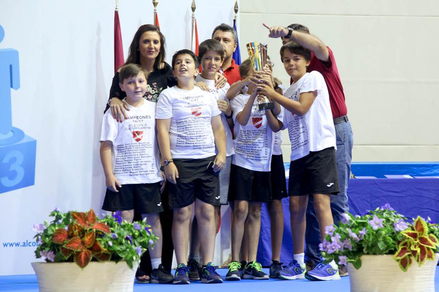 Entrega de Trofeos de Competiciones Locales 2016-17 - Imagen de un equipo recibiendo un trofeo como premio.