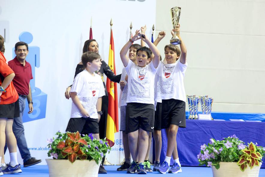 Entrega de Trofeos de Competiciones Locales 2016-17 - Imagen de un equipo recibiendo un trofeo como premio.