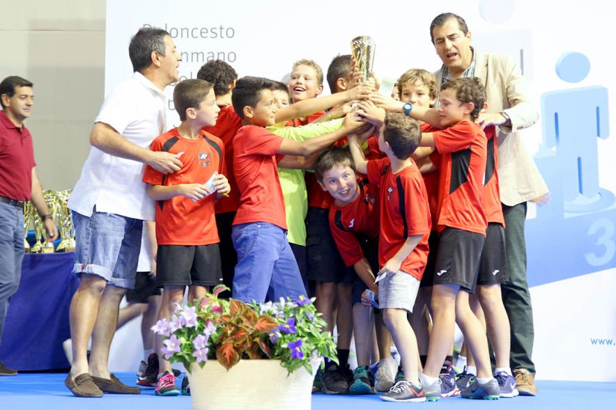 Entrega de Trofeos de Competiciones Locales 2016-17 - Imagen de un equipo recibiendo un trofeo como premio.