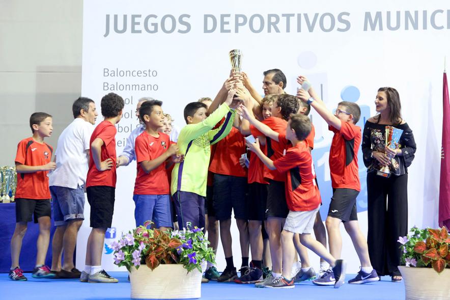 Entrega de Trofeos de Competiciones Locales 2016-17 - Imagen de un equipo recibiendo un trofeo como premio.