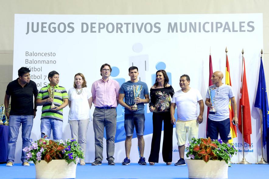 Entrega de Trofeos de Competiciones Locales 2016-17 - Imagen de unos premiados en el pódium.