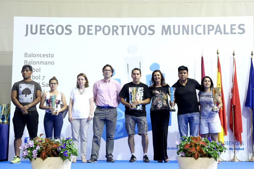 Entrega de Trofeos de Competiciones Locales 2016-17 - Imagen de unos premiados en el pódium.