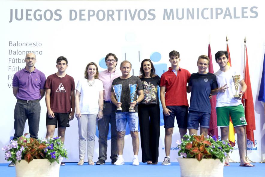 Entrega de Trofeos de Competiciones Locales 2016-17 - Imagen de unos premiados en el pódium.