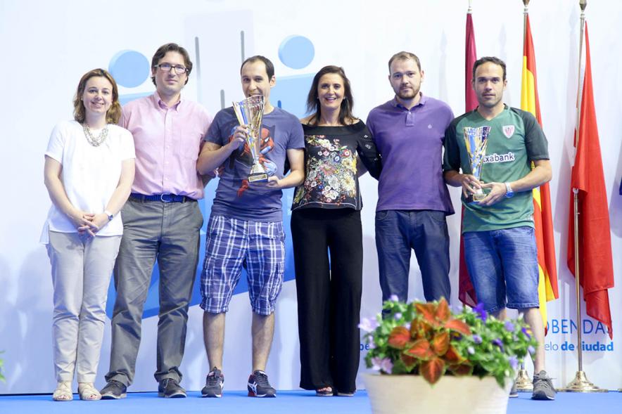Entrega de Trofeos de Competiciones Locales 2016-17 - Imagen de unos premiados en el pódium.