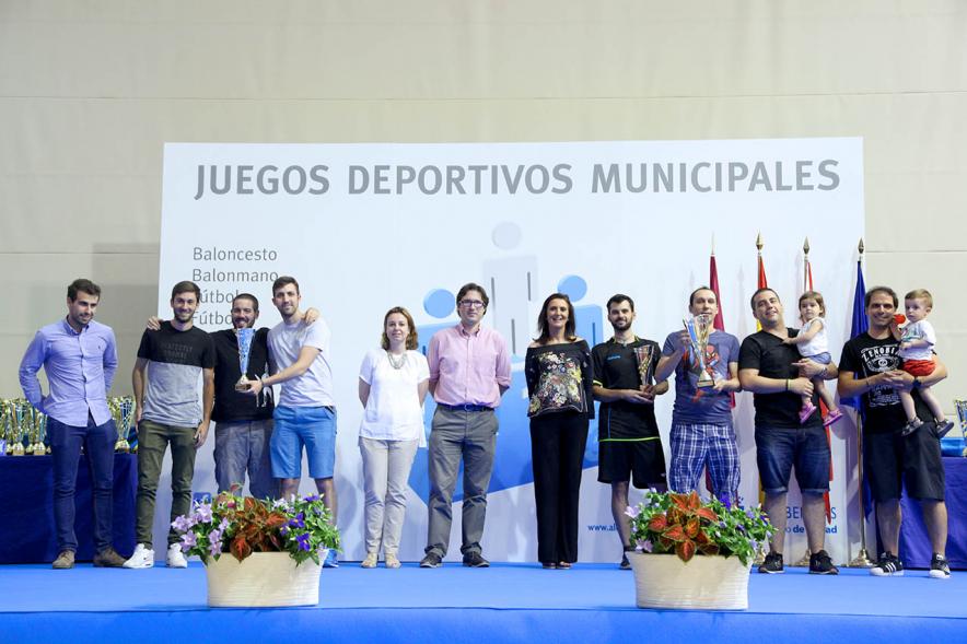 Entrega de Trofeos de Competiciones Locales 2016-17 - Imagen de unos premiados en el pódium.