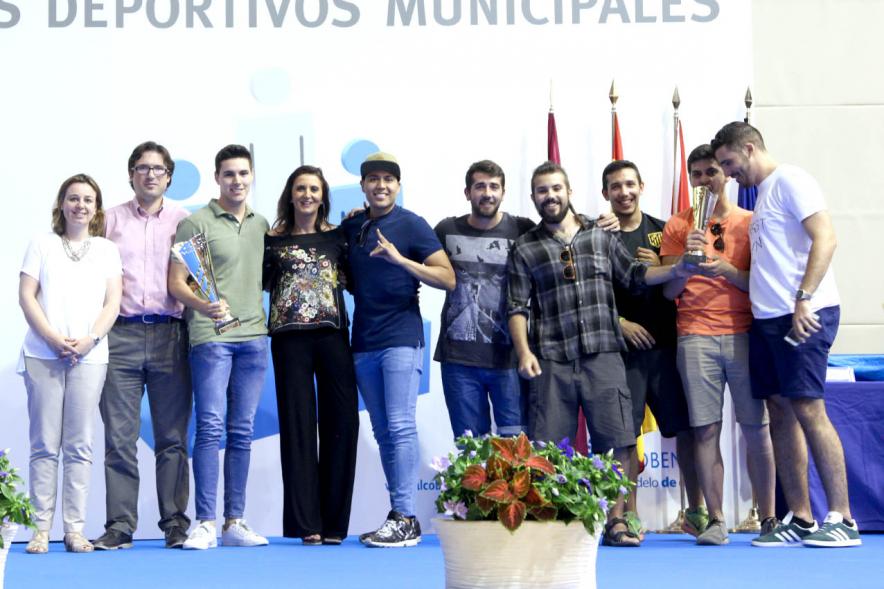 Entrega de Trofeos de Competiciones Locales 2016-17 - Imagen de unos premiados en el pódium.