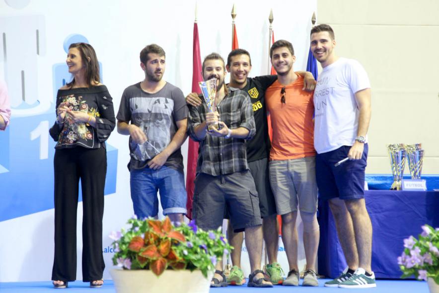 Entrega de Trofeos de Competiciones Locales 2016-17 - Imagen de unos premiados en el pódium.