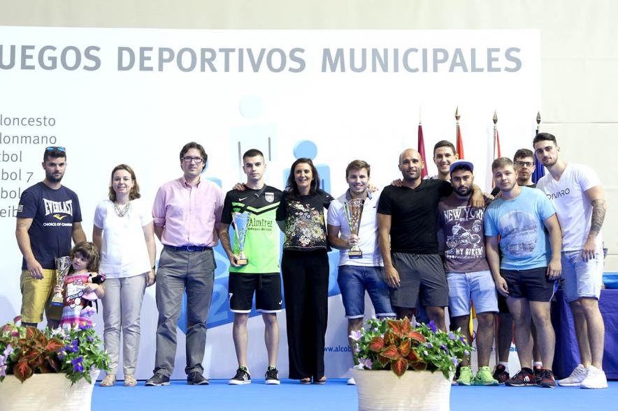 Entrega de Trofeos de Competiciones Locales 2016-17 - Imagen de unos premiados en el pódium.