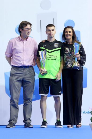 Entrega de Trofeos de Competiciones Locales 2016-17 - Imagen de un joven recibiendo un trofeo como premio.