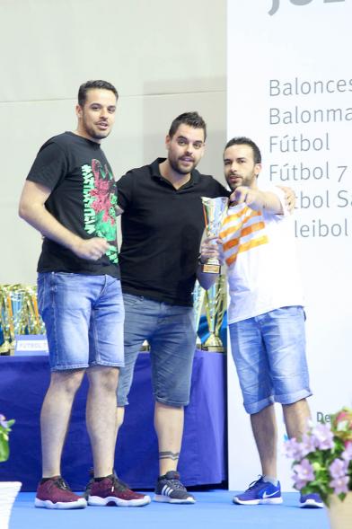 Entrega de Trofeos de Competiciones Locales 2016-17 - Imagen de unos premiados en el pódium.