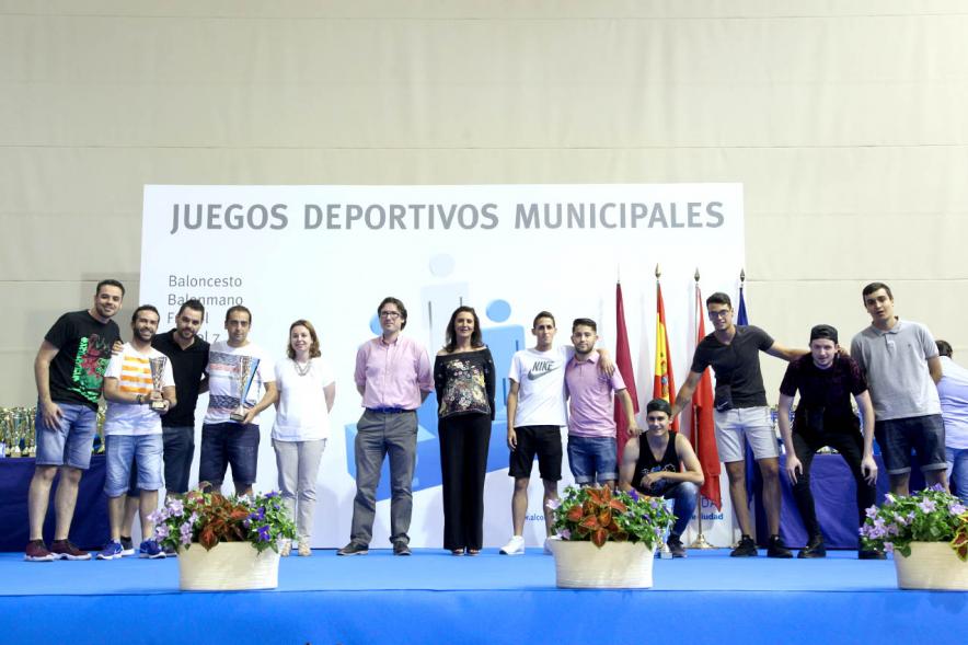 Entrega de Trofeos de Competiciones Locales 2016-17 - Imagen de unos premiados en el pódium.
