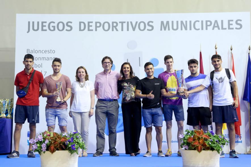 Entrega de Trofeos de Competiciones Locales 2016-17 - Imagen de unos premiados en el pódium.