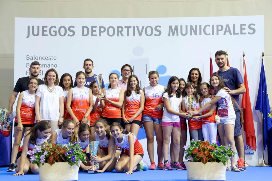 Entrega de Trofeos de Competiciones Locales 2016-17 - Imagen de un equipo femenino recibiendo un trofeo como premio.