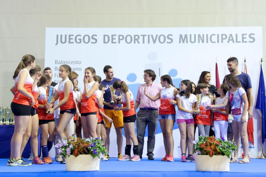 Entrega de Trofeos de Competiciones Locales 2016-17 - Imagen de un equipo femenino recibiendo un trofeo como premio.