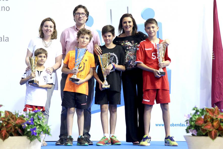 Entrega de Trofeos de Competiciones Locales 2016-17 - Imagen de unos niños premiados en el pódium.