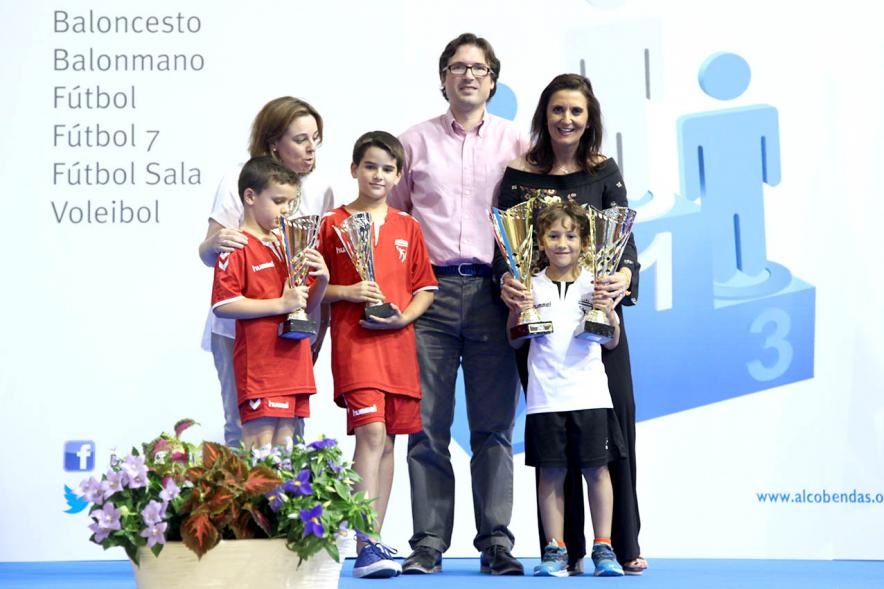 Entrega de Trofeos de Competiciones Locales 2016-17 - Imagen de unos niños premiados en el pódium.