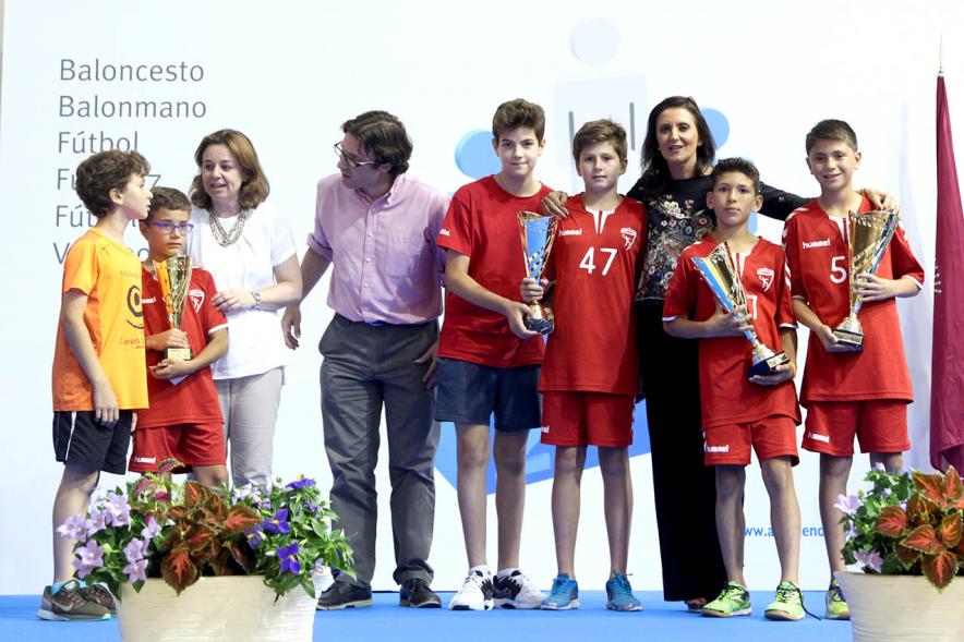 Entrega de Trofeos de Competiciones Locales 2016-17 - Imagen de un equipo recibiendo un trofeo como premio.