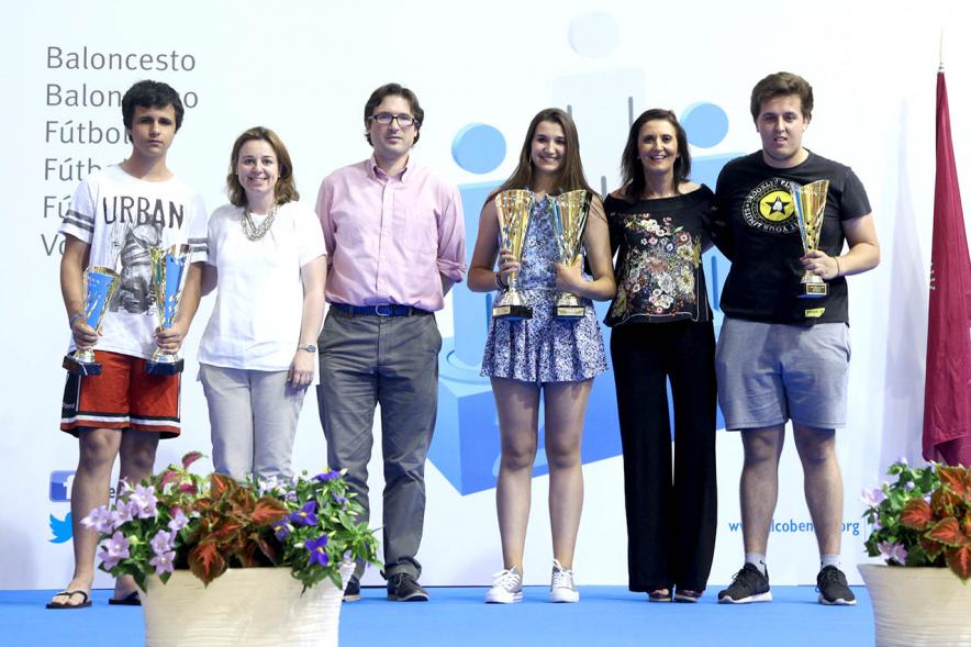 Entrega de Trofeos de Competiciones Locales 2016-17 - Imagen de unos premiados en el pódium.