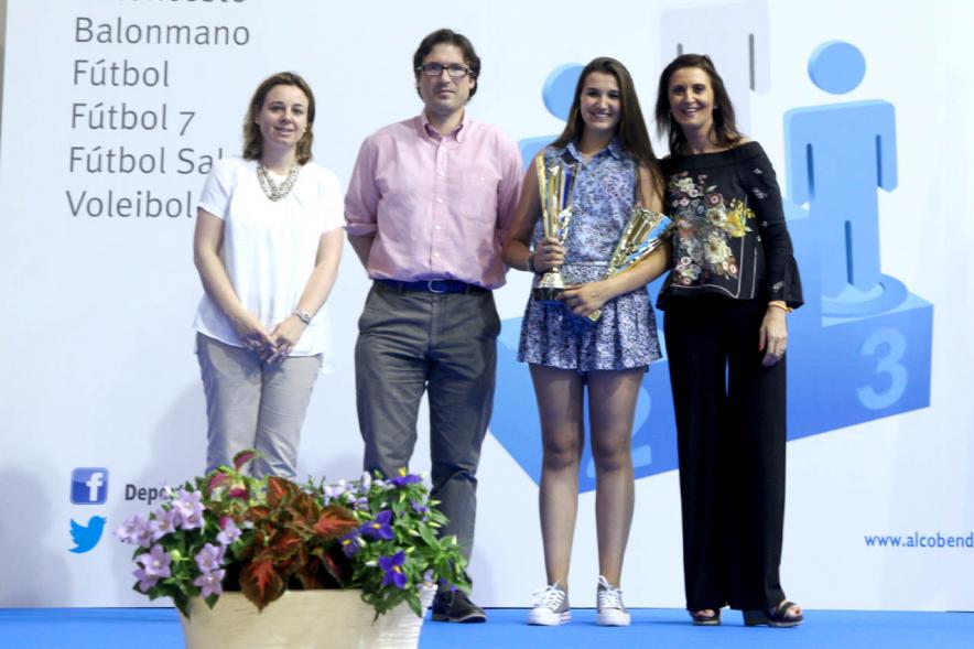 Entrega de Trofeos de Competiciones Locales 2016-17 - Imagen de un joven recibiendo un trofeo como premio.