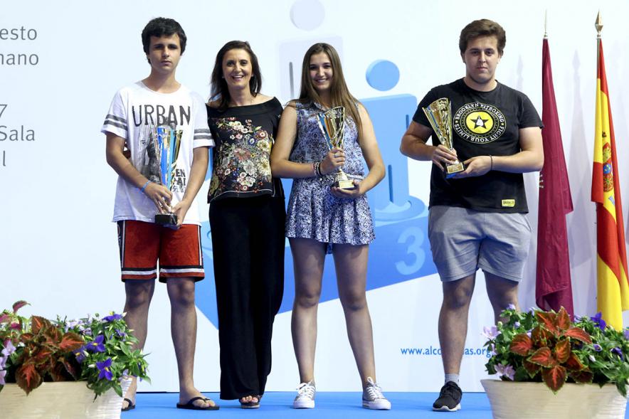 Entrega de Trofeos de Competiciones Locales 2016-17 - Imagen de unos premiados en el pódium.
