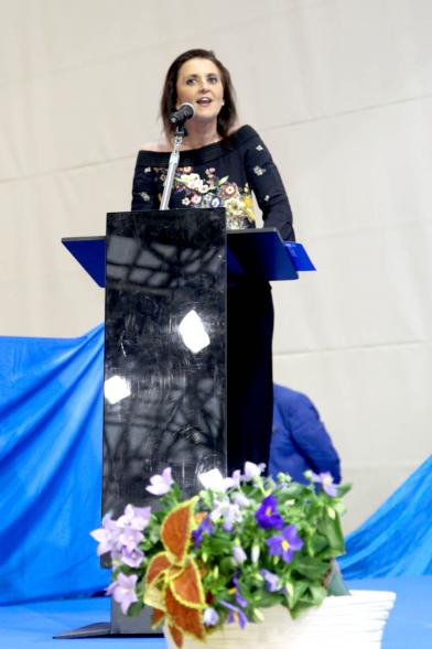 Entrega de Trofeos de Competiciones Locales 2016-17 - Imagen de una mujer dirigiéndose al público asistente.