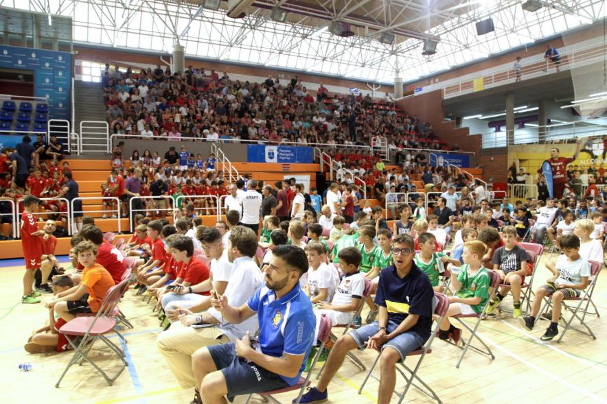 Entrega de Trofeos de Competiciones Locales 2016-17 - Imagen panorámica del público asistente.