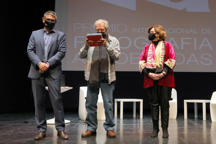 Alcalde Ángel Sánchez Sanguino, Concejala Rosario Tamayo y Ramón Masats, galardonado. 