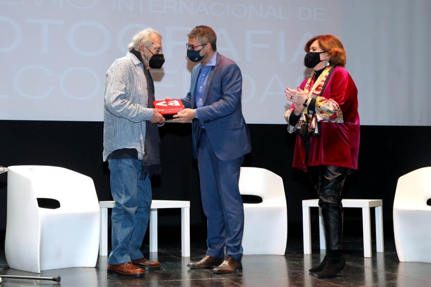 Alcalde Ángel Sánchez Sanguino haciendo entrega del premio al galardonado Ramón Masats.
